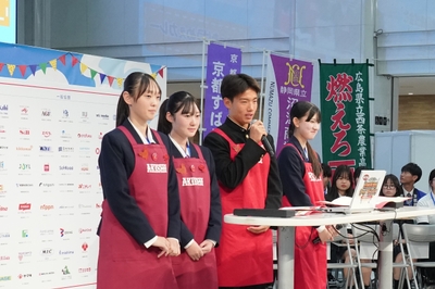 真剣に質問に答える秋田商業高校の皆さん