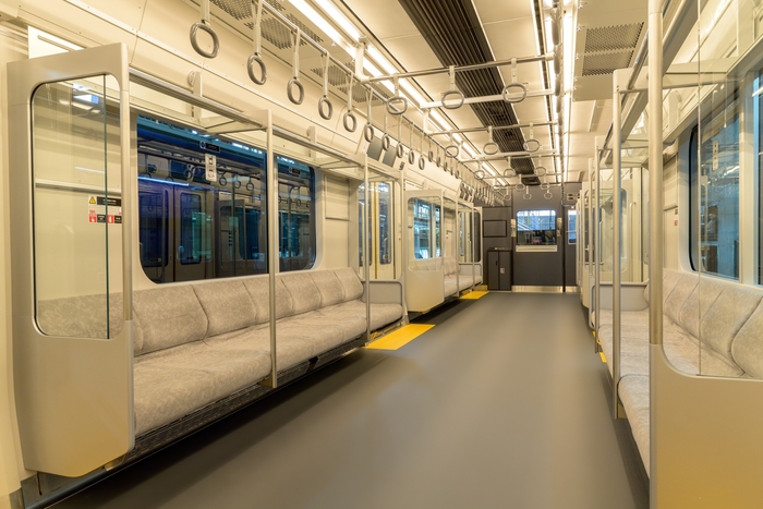 13000系車内（夜間）