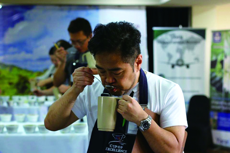 品質を見極めるのはカップオブエクセレンス国際審査員も勤める代表 山本 尚