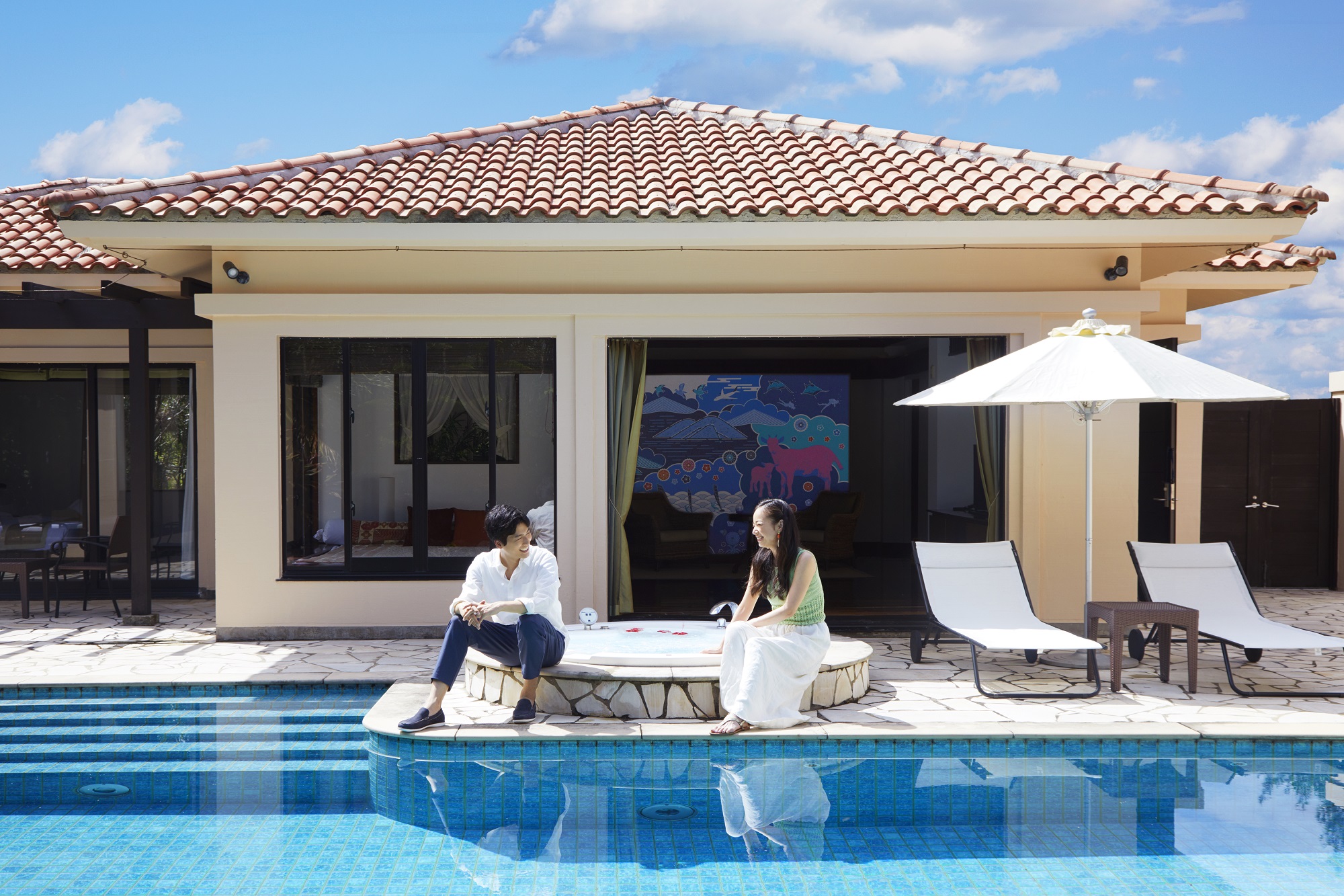 【リゾナーレ小浜島】プライベートプ―ル・サウナ付のロイヤルスイートで卒業旅行を飾る「南の島の贅沢卒旅プラン」登場～専属カメラマンが2人の大切な思い出を形に残します～｜期間：2023年2月1日～3月31日の毎週月曜日、火曜日の宿泊