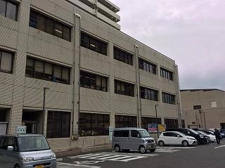 【納入事例レポート】あ、ここにも杉田エースVol.161　杉田エースのグループ会社であるヨネミツエースからの案件で公共施設（役所）にメディアタワー（懸垂幕昇降機）を納入しました。