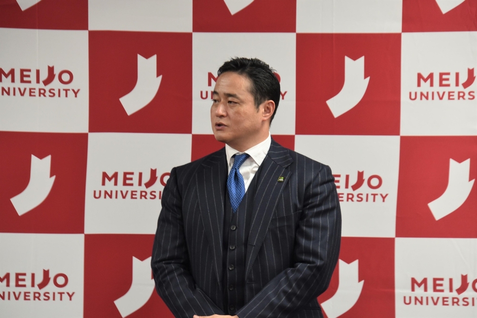 あいさつする井﨑バイスプレジデント