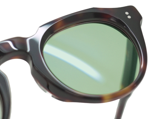 昔のブラウン管テレビのようなレンズ内側に面が入った“TVカット”