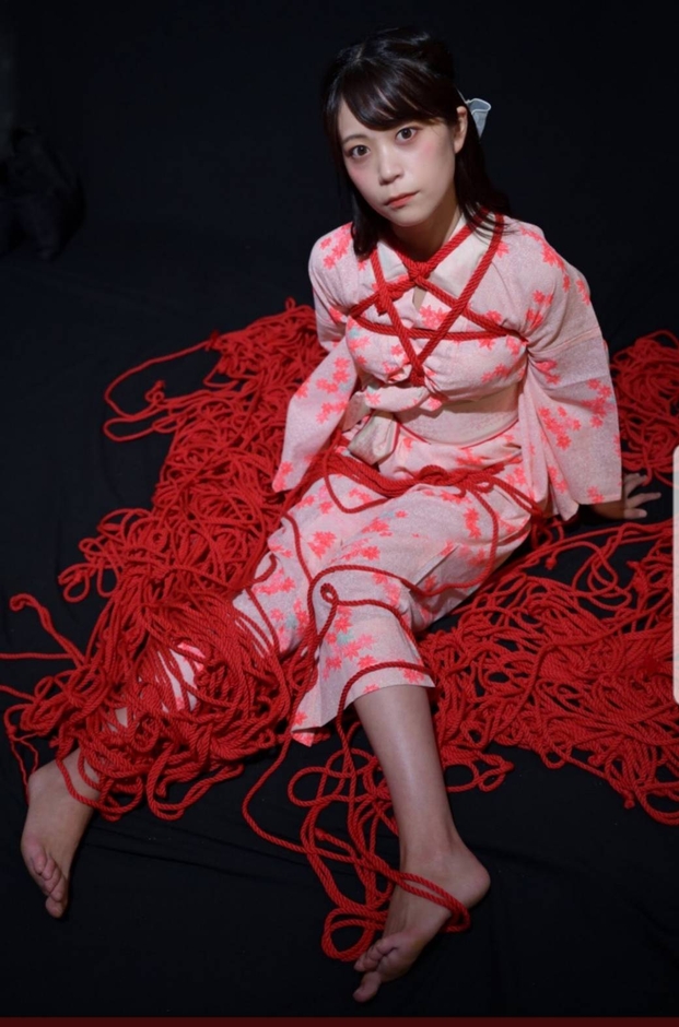 縛られながら、見上げる吉志柚香