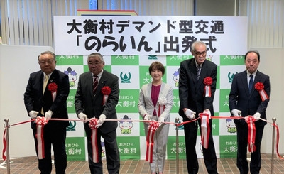 4月1日（火）に大衡村役場で行われた、出発式の様子。 （写真中央）大衡村 小川 ひろみ村長、 （写真一番左）大新東株式会社　取締役執行役員  事業本部長 加倉井 啓雄