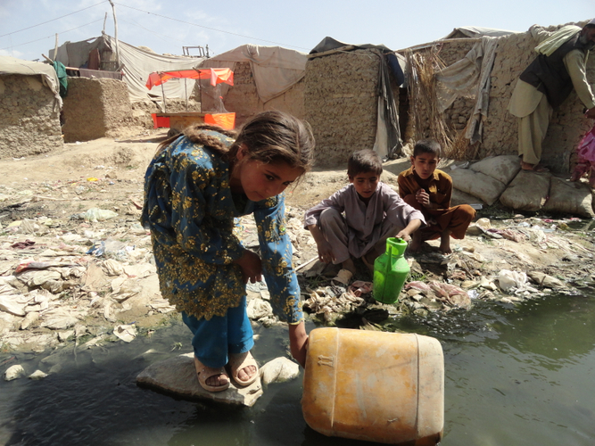 アフガニスタンの避難民キャンプの子どもたち