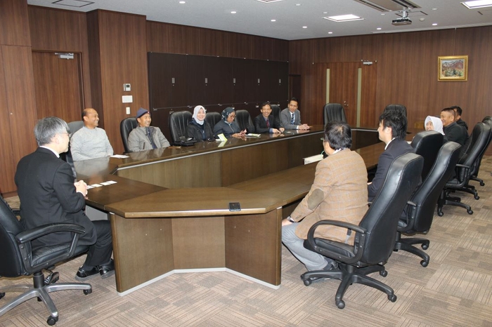 平野学長(左端後ろ姿)と歓談するインドネシアの一行