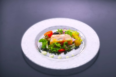 オードブル=スモークサーモンと野菜のアスピック(盛り付け例)