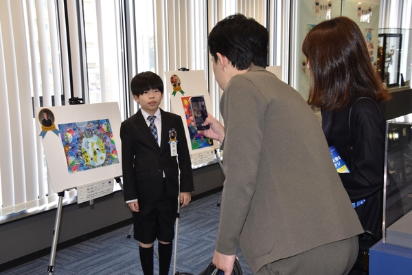 自分の作品の前で記念撮影