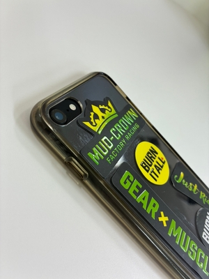 シルク厚盛りシールでデコレーションされたスマホケース