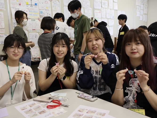画像は昨年度来校時の水引き製作体験