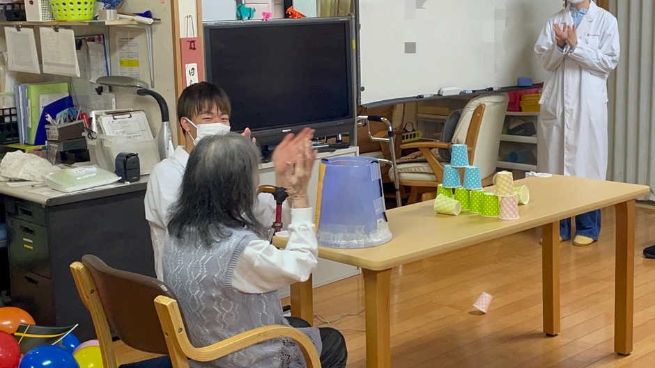 空気砲で紙コップ倒し対決!