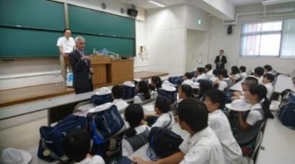 昨年度の6年生国際学部模擬授業の様子