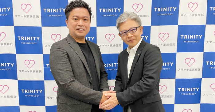 右:株式会社クラブツーリズム・ライフケアサービス 代表取締役社長 神木 良彦様、左:トリニティ・テクノロジー株式会社 代表取締役CEO 磨 和寛