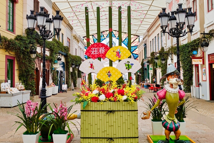 テーマパークの華やかな門松