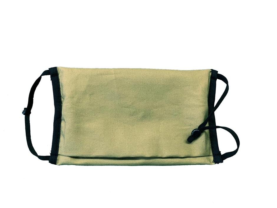 裏返すとゴムひもが出てきてマスクに