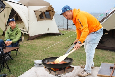 巨大“バカ鍋”でパエリアを作る西村