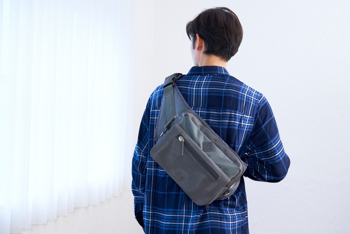 型押しモデル/チャコールグレー2