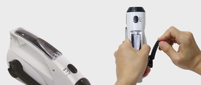 〔ソーラーパネルをグリップ部に搭載/手回し充電ハンドルは手に当たりにくい設計〕