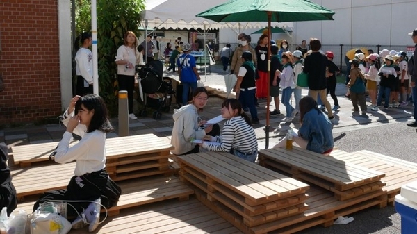 令和6年（2024年）10月に行われた「ぶらり市」での近大生の活動の様子