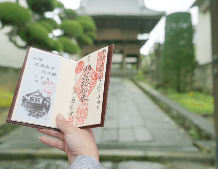 万覚帖や御朱印帳をもって寺社巡り