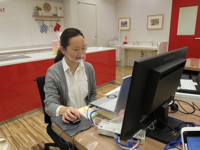 オンラインイベントを配信する様子(マヨテラス:司会)