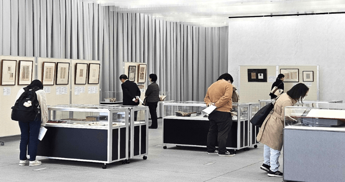 令和7年(2025年)第30回近畿大学中央図書館貴重書展の様子