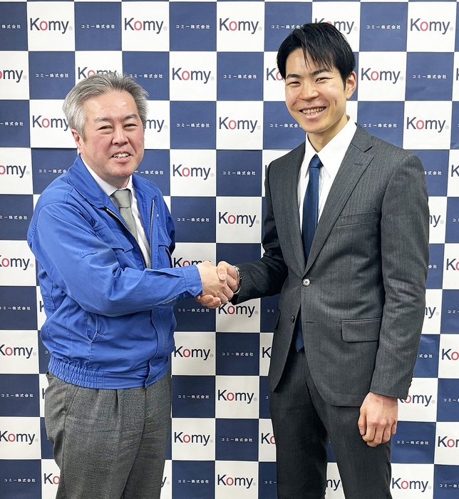 代表取締役社長の小宮山哲と本間大晴選手