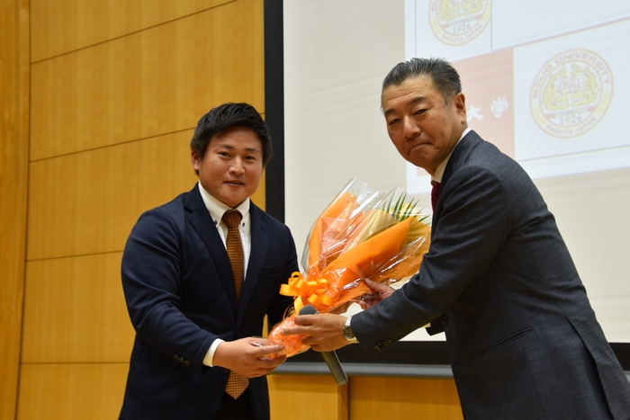 花束を受け取る豊川高校野球部の長谷川監督（左）