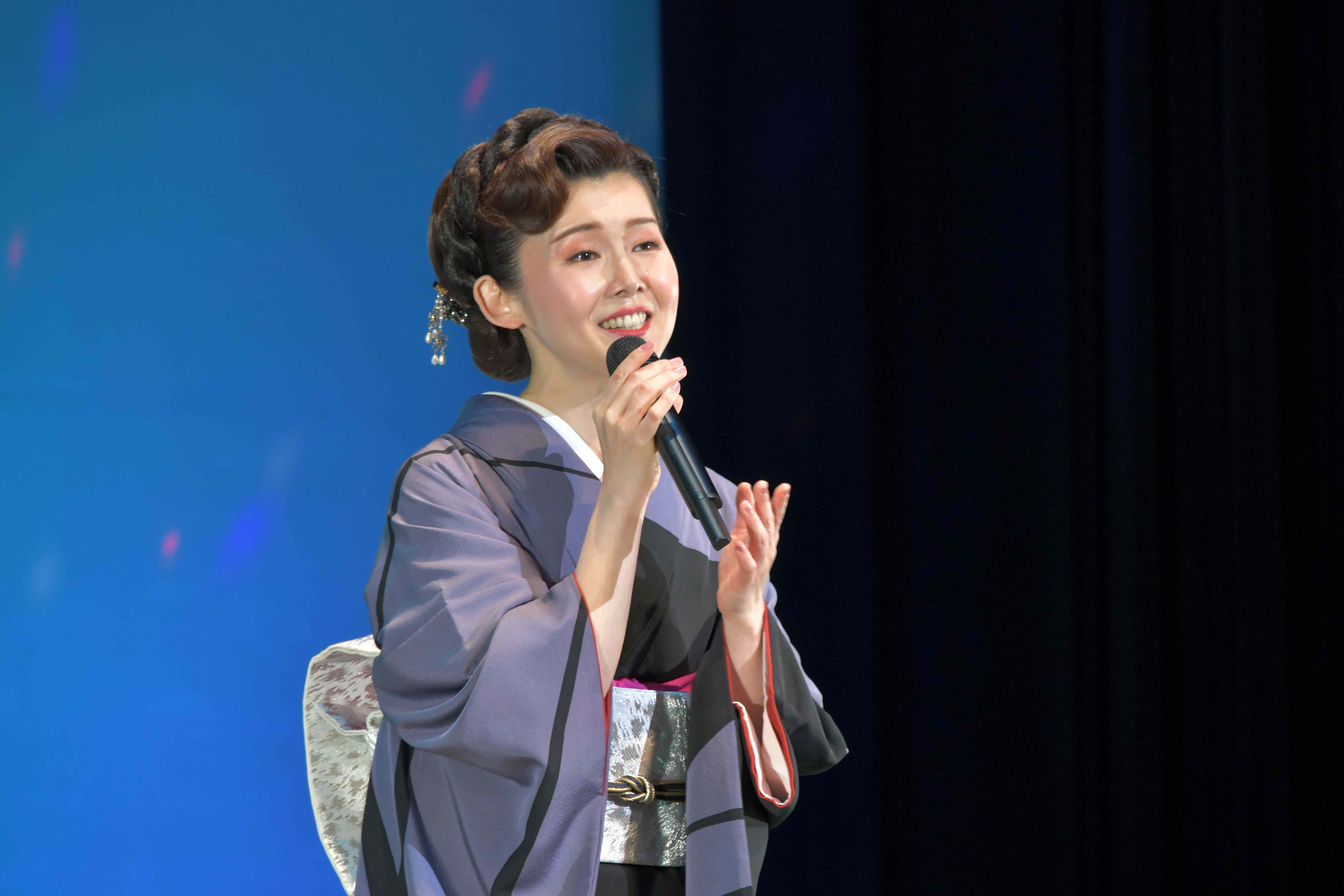 小桜舞子、地元コンサート開催にファン集結、大絶叫!満席のファンに嬉しい!「『海鳴り列車』を全国に走らせたい!」とヒット誓う