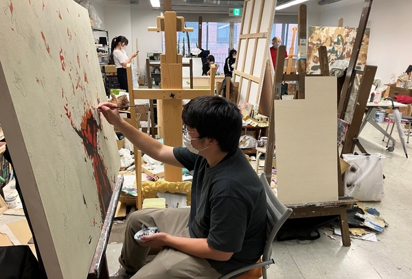 近畿大学文芸学部生の作品制作の様子