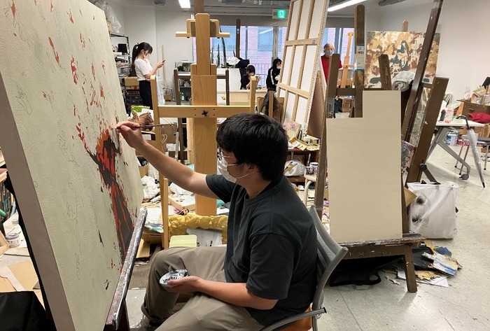 近畿大学文芸学部生の作品制作の様子