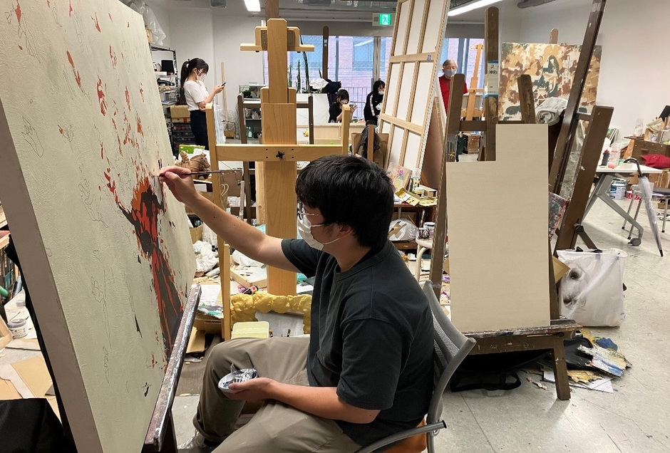 近畿大学文芸学部生の作品制作の様子