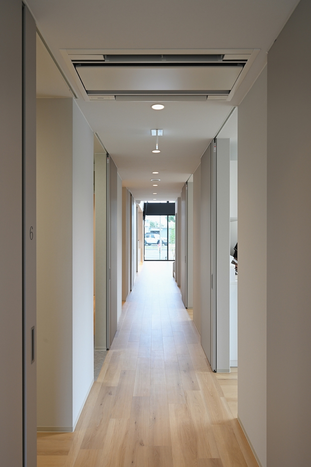 奥行きある明るい廊下