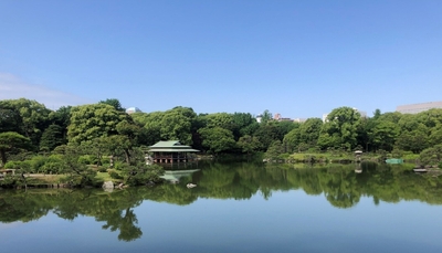 関東大震災と東京大空襲で残った園内唯一の建物「涼亭」（写真中央）