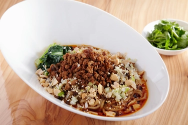 担担麺と麻婆豆腐専門店「神田・雲林坊」 成毛オーナーシェフ監修！《汁なし担担麺(冷凍)》新発売