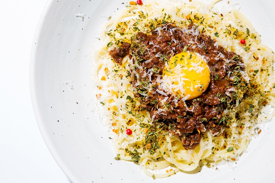 北海道産牛肉100%!「自家製北海道キーマ風スパイシーミートソース 「下川六〇酵素卵」添え」