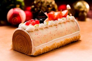ジョエル・ロブション監修のクリスマスアイスケーキが日本初登場！ フランス定番のクリスマスケーキ「ブッシュドノエル」を 上品で大人なストロベリー風味で、見た目にも「美しく」表現