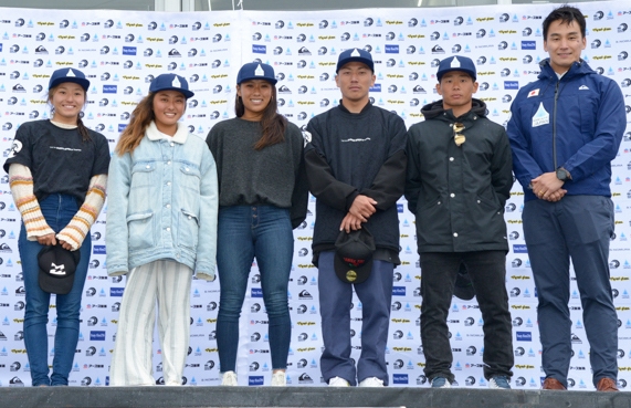 <日本代表選手「波乗りジャパン」と松田 丈志氏>