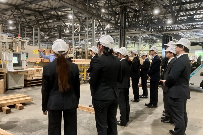 プレカット工場見学のようす