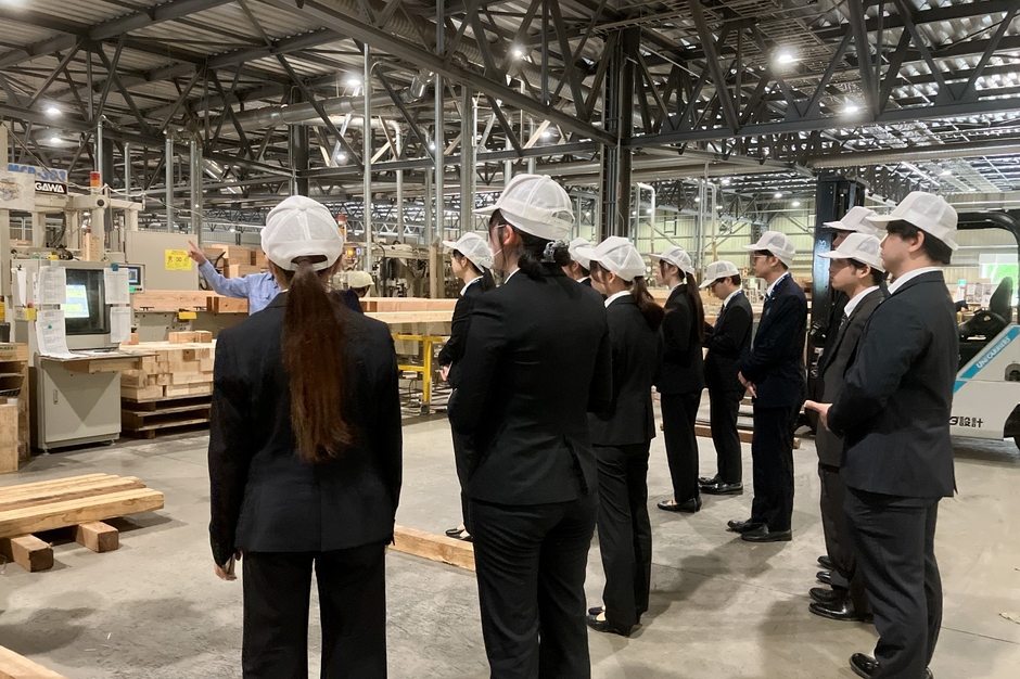 プレカット工場見学のようす