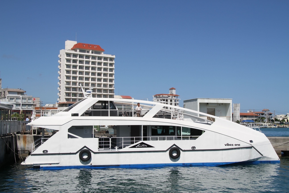 「vibes one」全長19.99m、形幅6m、総トン数19 トンの双胴角形船形(カタマラン)