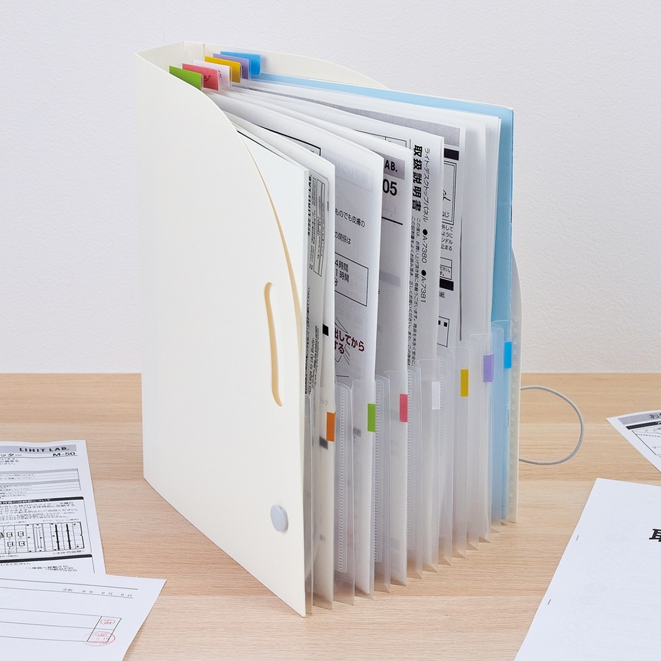 散らばりがちな、取扱説明書や保証書の収納にも便利。