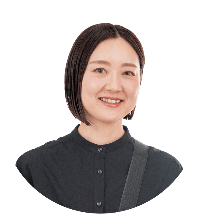 ヘアメイクアーティスト高比良綾さん。百貨店のBAを経て、ブライダルメイクを中心にモデル撮影、広告物の撮影現場のヘアメイクなどで活躍中。