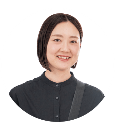 ヘアメイクアーティスト高比良綾さん。百貨店のBAを経て、ブライダルメイクを中心にモデル撮影、広告物の撮影現場のヘアメイクなどで活躍中。