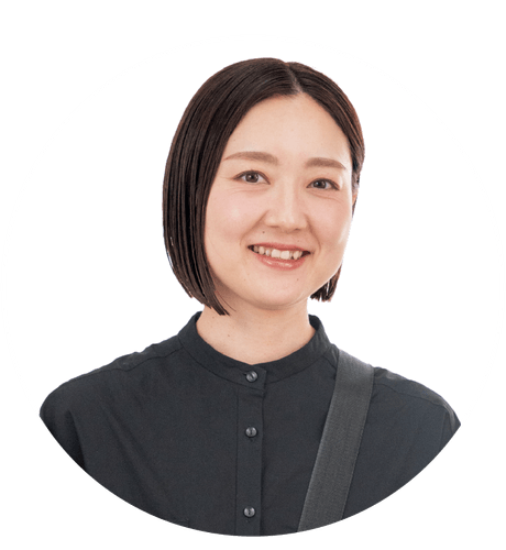 ヘアメイクアーティスト高比良綾さん。百貨店のBAを経て、ブライダルメイクを中心にモデル撮影、広告物の撮影現場のヘアメイクなどで活躍中。