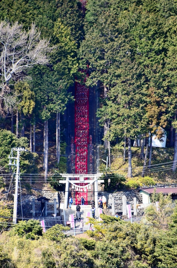 素盞鳴神社雛段飾り(対岸から)