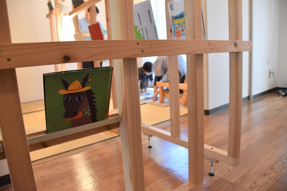 室内の「絵本サロン105」で絵本を楽しむ親子連れ