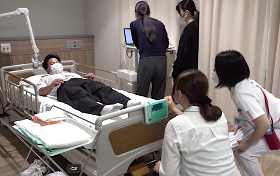 看護師体験での体位変換機能付きマットレス体験