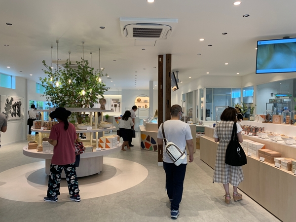 【ココトモファーム犬山城三之丸店（店内）】